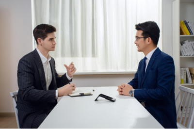 保持距離又貼近心靈 訊飛雙屏翻譯機讓跨語言溝通更高效